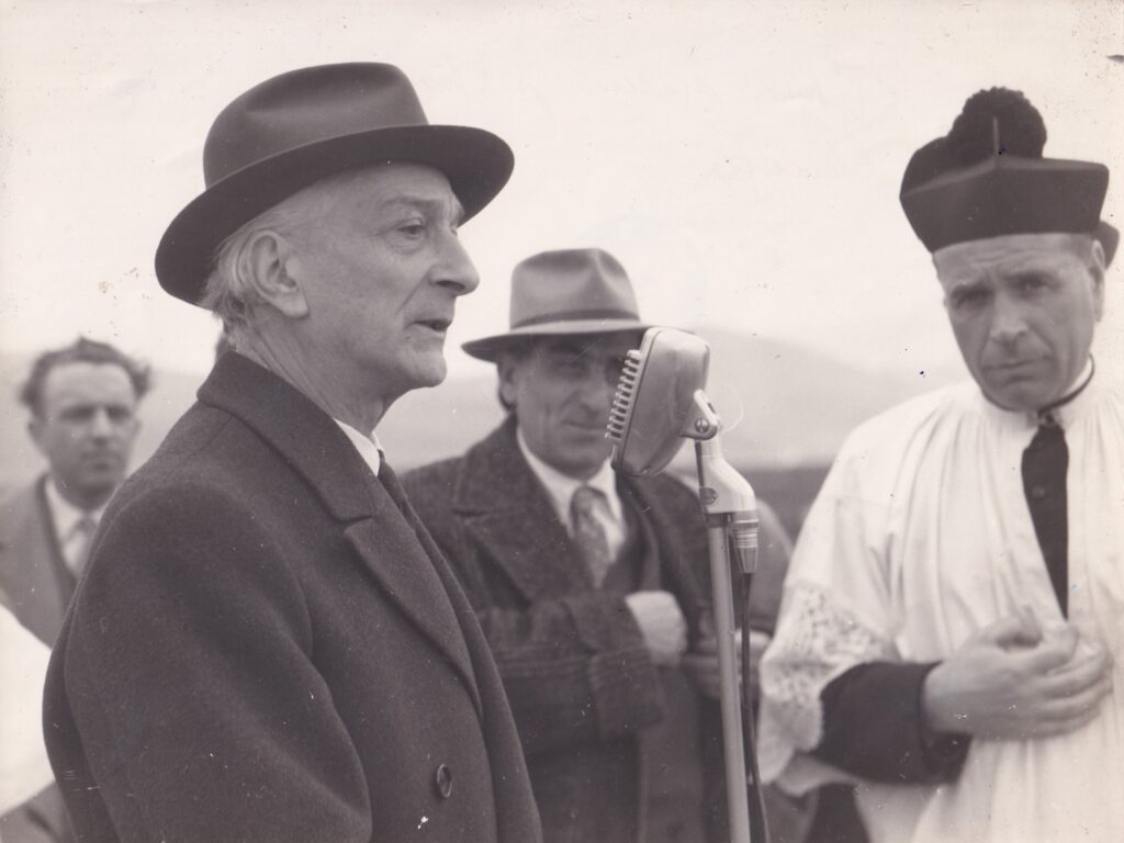 Antonio Segni durante la posa della prima pietra del villaggio UNRRA-CASAS a Fertilia