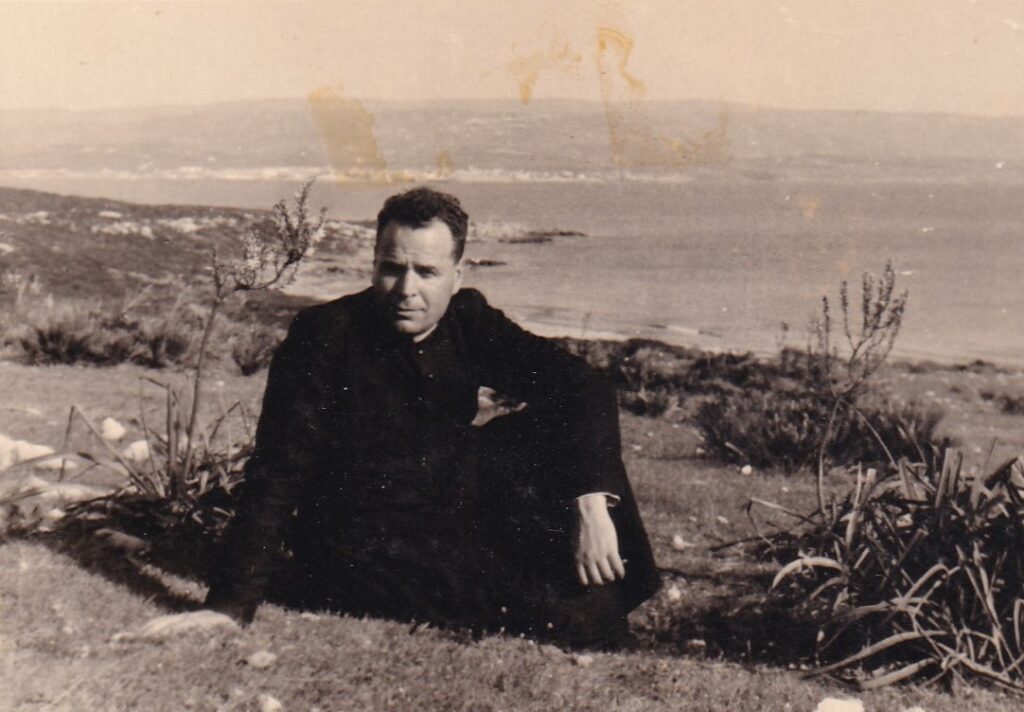 Don Francesco Dapiran in riva al mare