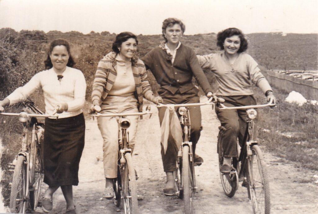 Donne ferraresi e venete che si spostavano in bicicletta