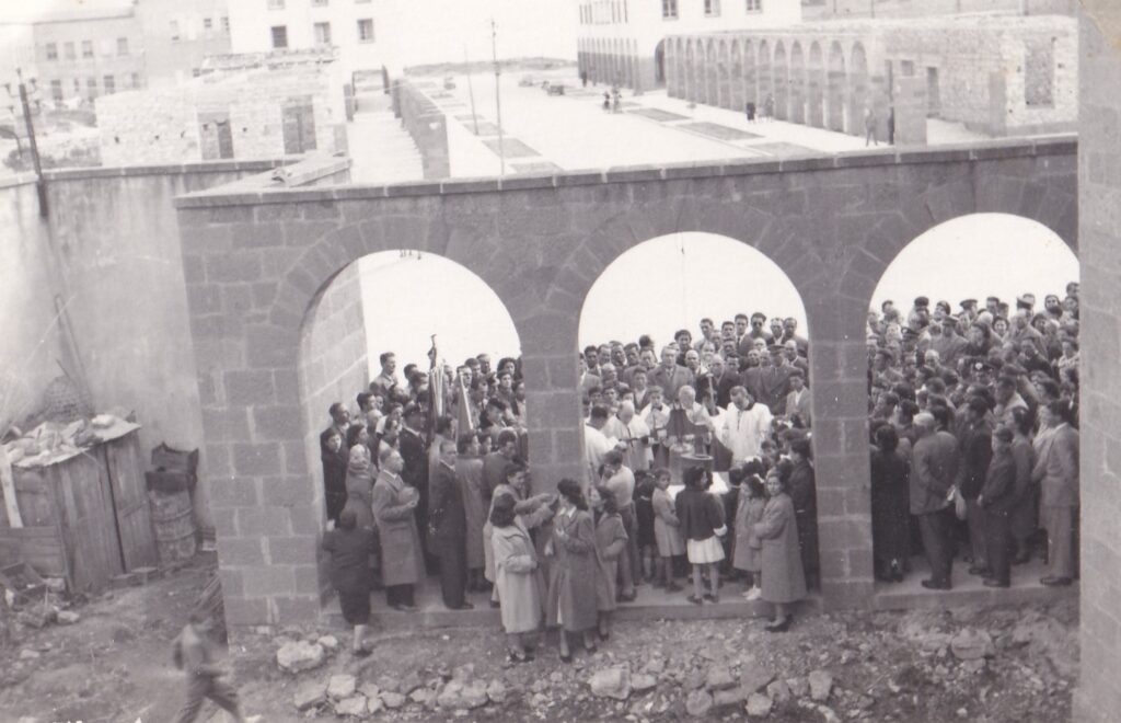 Folla all'inaugurazione della campana di Fertilia