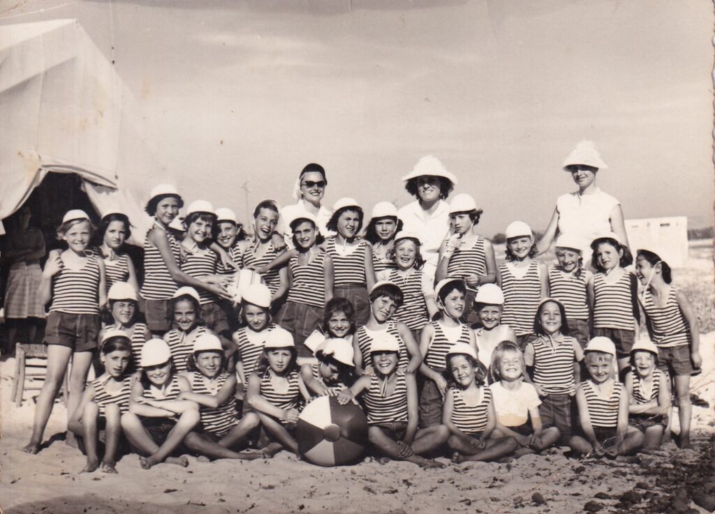Foto di gruppo di una colonia estiva a Fertilia