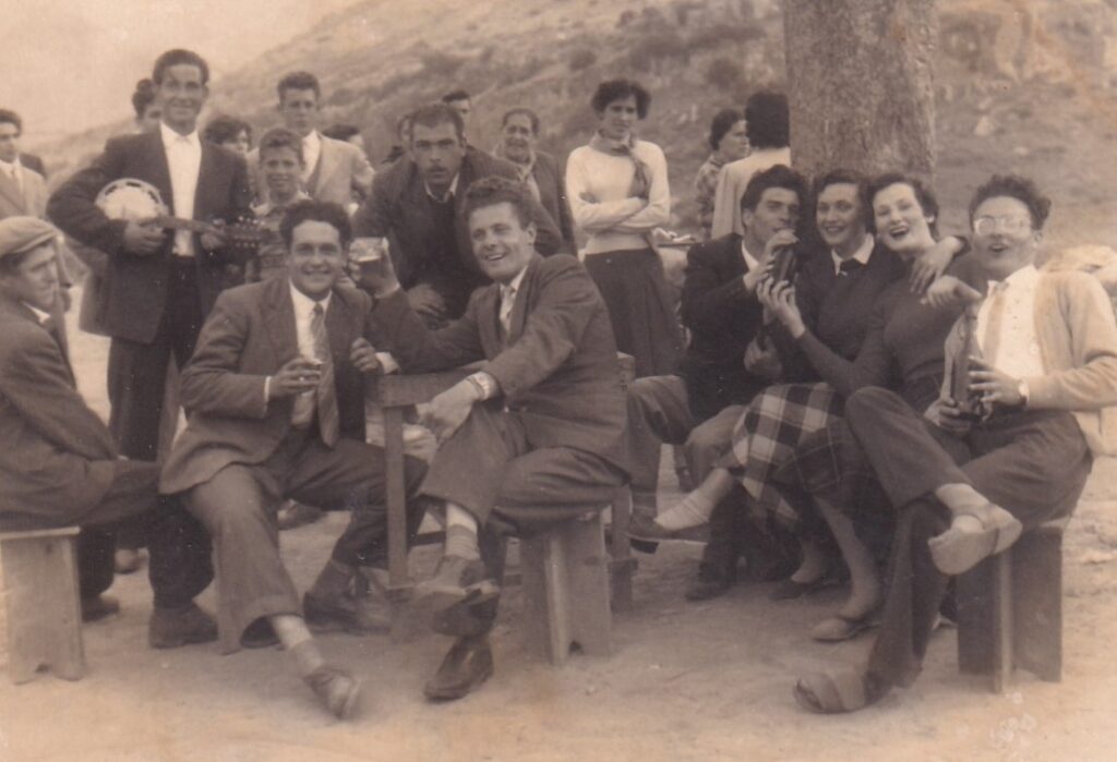 Foto di gruppo di una scampagnata