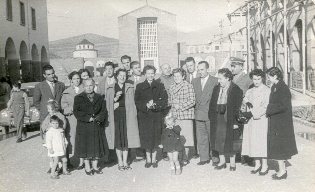 Foto di gruppo in una Fertilia in costruzione