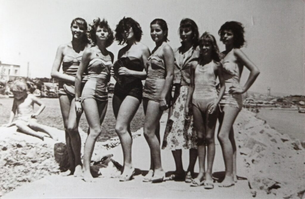 Foto di un gruppo di ragazze su un molo di Fertilia