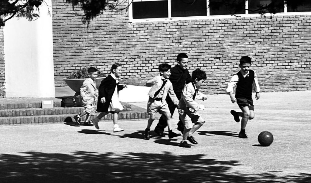 I bimbi giocano davanti alla scuola elementare di Fertilia